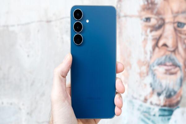 Samsung Galaxy S25 FE: "Bình Mới Rượu Cũ"? Phân Tích Chi Tiết Về Nâng Cấp Lặp Lại Và Vị Thế Đáng Lo Ngại Giữa Làn Sóng Đối Thủ